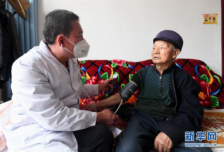 (习近平的小康故事·新华网·图文互动)(2)“真正解决好基层群众看病难、看病贵问题”——习近平和群众健康的故事 (习近平的小康故事·新华网·图文互动)(2)“真正解决好基层群众看病难、看病贵问题”——习近平和群众健康的故事