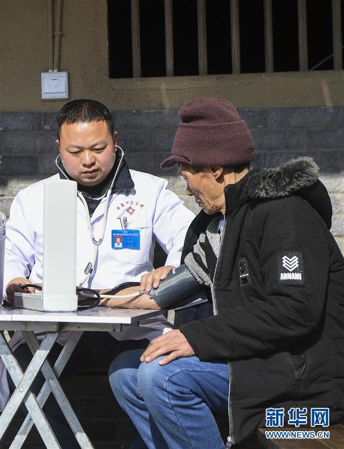 (习近平的小康故事·新华网·图文互动)(5)“真正解决好基层群众看病难、看病贵问题”——习近平和群众健康的故事 (习近平的小康故事·新华网·图文互动)(5)“真正解决好基层群众看病难、看病贵问题”——习近平和群众健康的故事